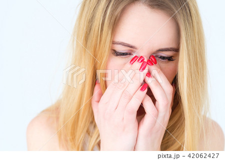 emotion bad news grief trouble woman cover face 42062427