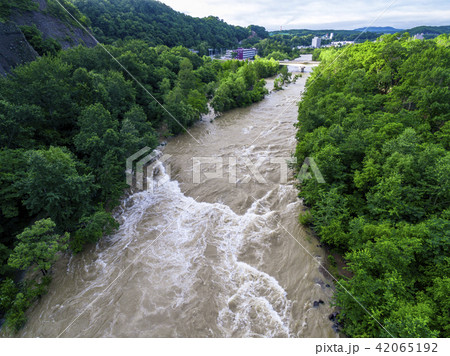 増水する川(空撮) 増水する川(空撮) 42065192