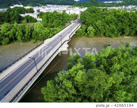 増水する川(空撮) 増水する川(空撮) 42065194