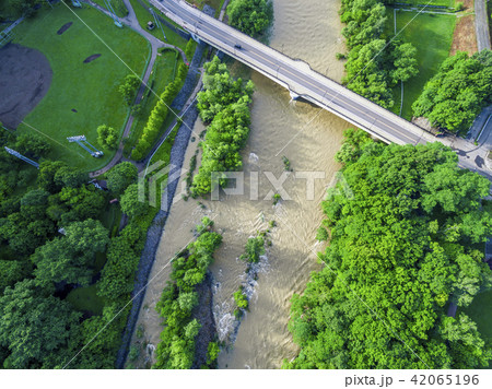 増水する川(空撮) 増水する川(空撮) 42065196