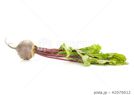 Fresh raw red beetroot isolated on white 42070012