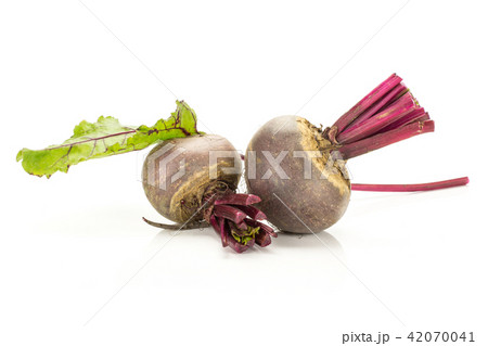Fresh raw red beetroot isolated on white 42070041