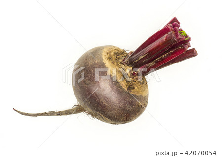 Fresh raw red beetroot isolated on white 42070054