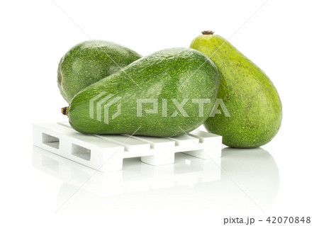 fresh Raw smooth avocado isolated on white fresh Raw smooth avocado isolated on white 42070848