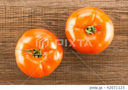 Fresh raw Tomato (La Parcela) on black wood 42071125