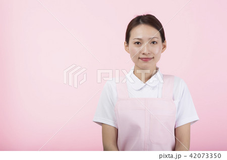白衣を着て微笑む女性 白衣を着て微笑む女性 42073350