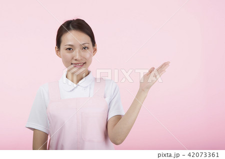 指を指す白衣を着た女性 指を指す白衣を着た女性 42073361