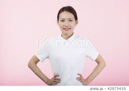 腰に手を当てて微笑む白衣の女性 42073410