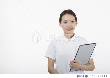 カルテを持って微笑む白衣を着た女性 42073411