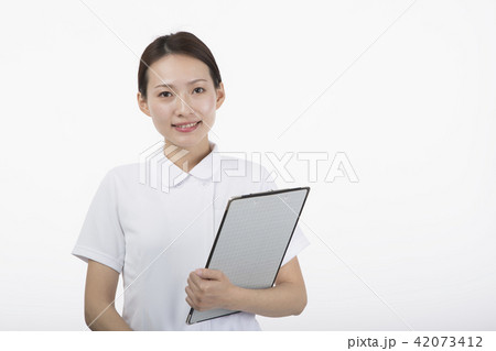 カルテを持って微笑む白衣を着た女性 42073412