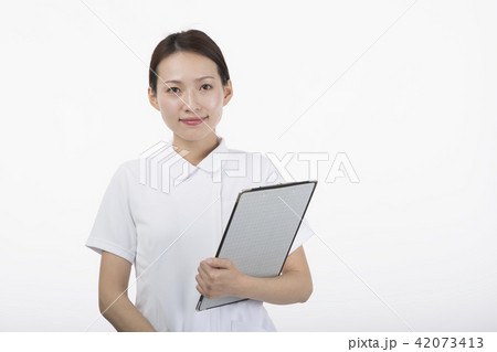 カルテを持って微笑む白衣を着た女性 42073413