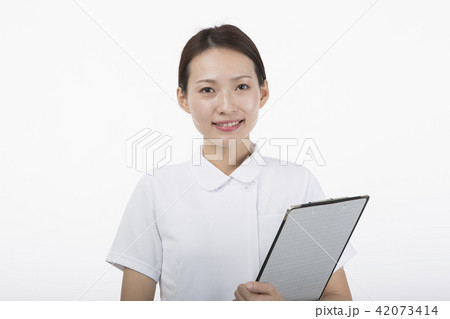 カルテを持って微笑む白衣を着た女性 42073414