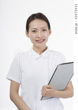 カルテを持って微笑む白衣を着た女性 42073415