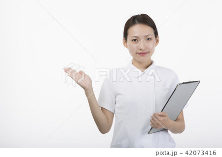 カルテを持って微笑む白衣を着た女性 42073416