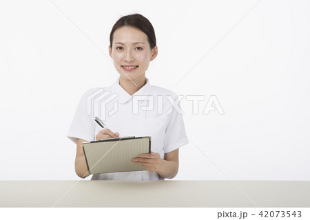 微笑みながらメモを取る白衣を着た女性 42073543