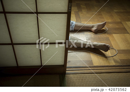 和室に横たわる男性の足 和室に横たわる男性の足 42073562