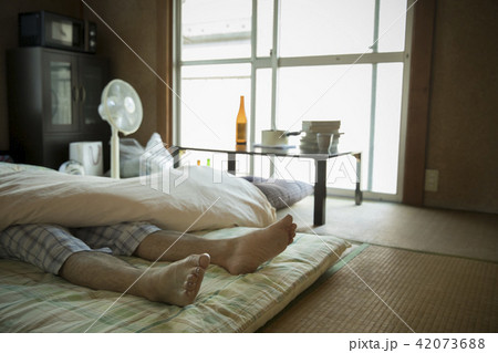 和室に横たわる男性の足 和室に横たわる男性の足 42073688