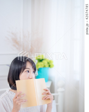 Portrait of a beautiful woman reading a book Portrait of a beautiful woman reading a book 42074785