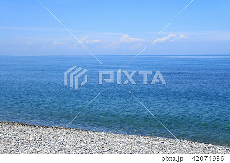 おだやかな夏の日本海 42074936
