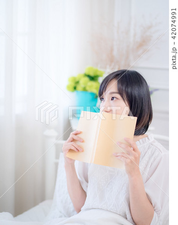 Portrait of a beautiful woman reading a book Portrait of a beautiful woman reading a book 42074991