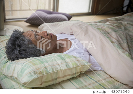 和室で寝ているシニア男性 42075546