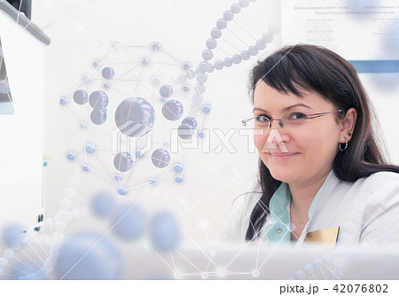 Doctor examine CT scanner results 42076802