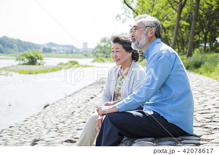 シニア　女性　夫婦　川　公園　散歩　アクティブシニア 42078617