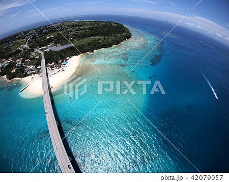 瀬底大橋の空撮 42079057