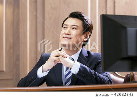 ビジネスマン デスク 机 42082343
