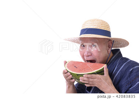 西瓜を食べるシニア 42083835