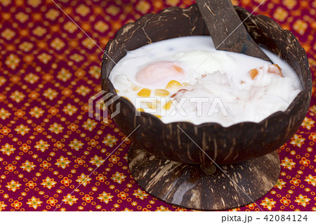 Dumplings in coconut cream (Bua Loi)  42084124