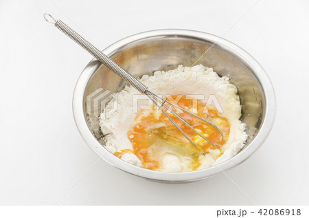 天ぷら衣を作る（料理中） 42086918