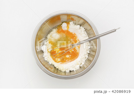 天ぷら衣を作る（料理中） 42086919