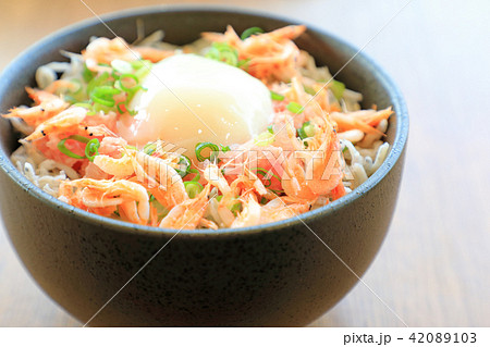 おいしい海鮮丼 しらす ネギトロ 桜エビ おいしい海鮮丼 しらす ネギトロ 桜エビ 42089103