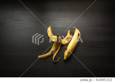 banana on black wood background 42095152