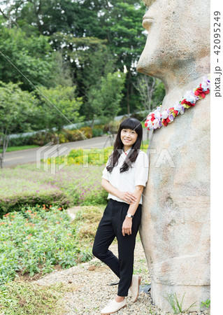 女性 メス フィールドの花 42095249