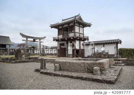 福知山城　復元された釣鐘門と豊磐の井 42095777