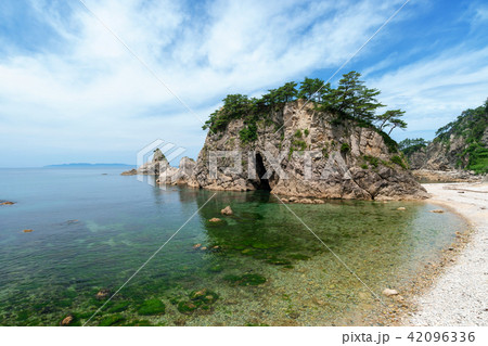 笹川流れの奇岩眼鏡岩から日本海栗島を望む 42096336