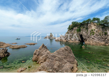 笹川流れの奇岩眼鏡岩から日本海栗島を臨む 42096337