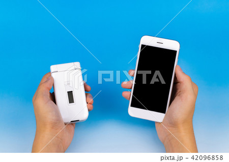 スマートフォンとガラケー 42096858