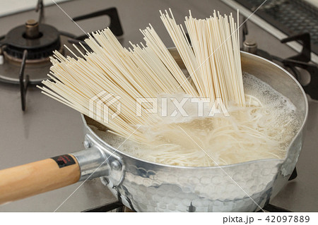 そうめんを家庭で茹でている写真 そうめんを家庭で茹でている写真 42097889