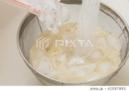 そうめんを家庭で冷やしている写真 42097893