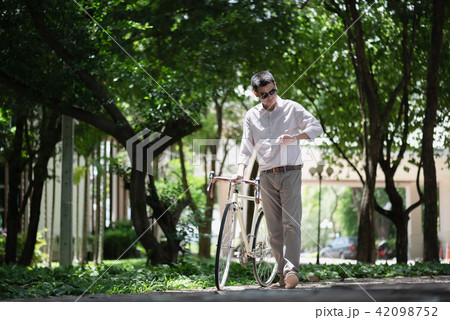 Asian male student checking time on on his wrist 42098752