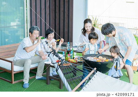 三世代家族、食事、バーベキュー、夏 三世代家族、食事、バーベキュー、夏 42099171