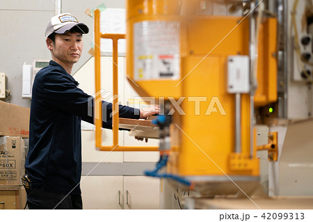 工場、職人、操作　作業　大工　作業員 42099313