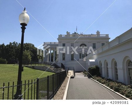 アメリカ ホワイトハウス　本館西側　会見室 42099381