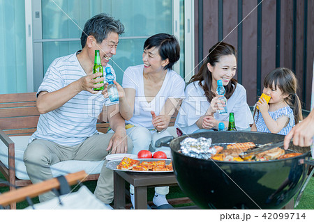 三世代家族、食事、バーベキュー、夏 三世代家族、食事、バーベキュー、夏 42099714