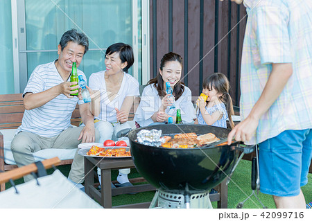 三世代家族、食事、バーベキュー、夏 42099716