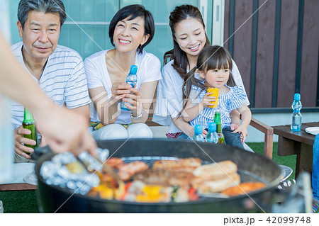 三世代家族、食事、バーベキュー、夏 三世代家族、食事、バーベキュー、夏 42099748
