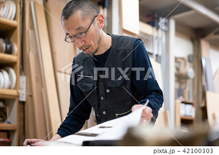 工場 職人 大工 作業員 木工 工場 職人 大工 作業員 木工 42100303